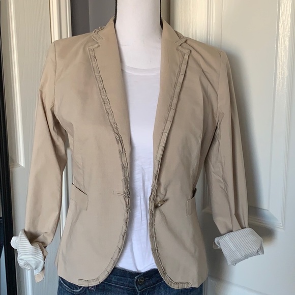 ⬇️REDUCED! Banana Republic beige blazer - Picture 6 of 7